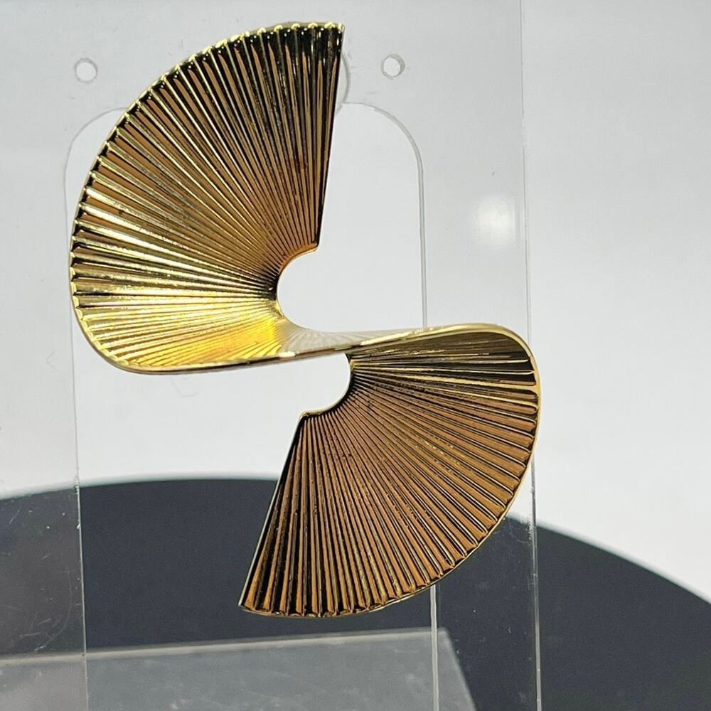 SHASHI 1974 Designer Modern Artfully‎ Twisted Fan Gold Tone Earring * Single